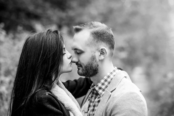 Casal bonito andando ao ar livre — Fotografia de Stock