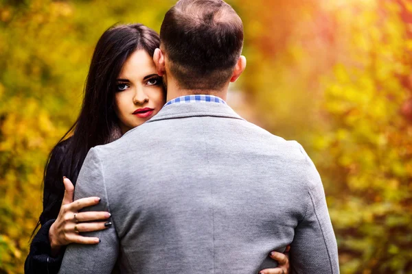 Jolie couple marche en plein air — Photo