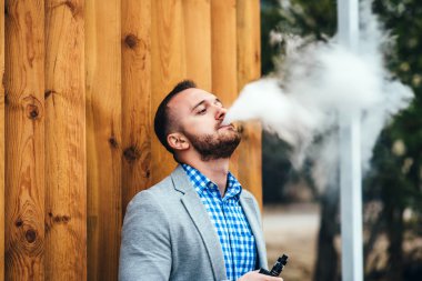 Sakal vaping elektronik sigara olan adam