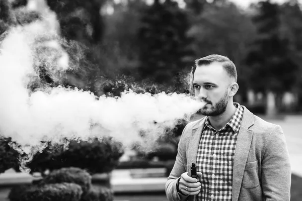Homme fumant cigarette électronique — Photo