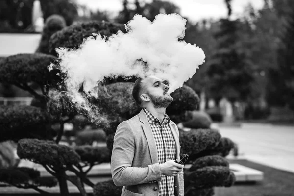 전자 담배 흡연 남자 — 스톡 사진