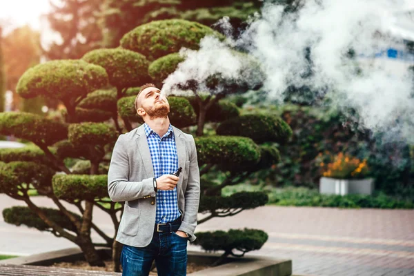 Man smoking electronic cigarette — Stock Photo, Image