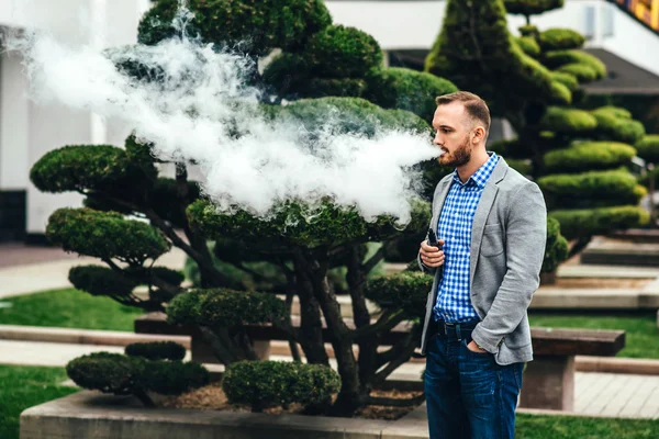 Man merokok rokok elektronik — Stok Foto