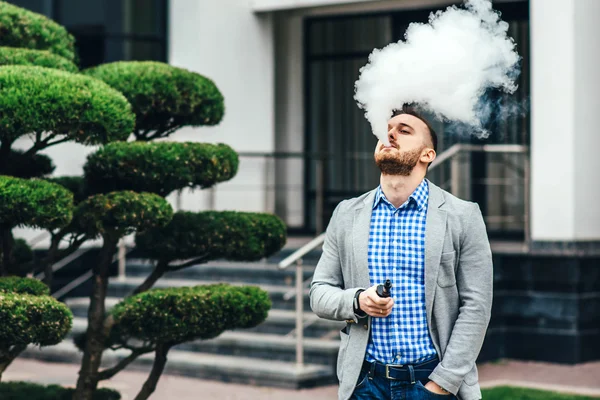 Homme avec barbe vapotage cigarette électronique — Photo