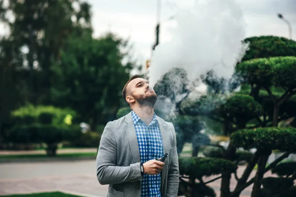 Man with beard vaping electronic cigarette — Stock Photo, Image
