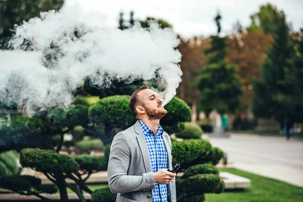 Mannen med skägg vaping elektronisk cigarett — Stockfoto