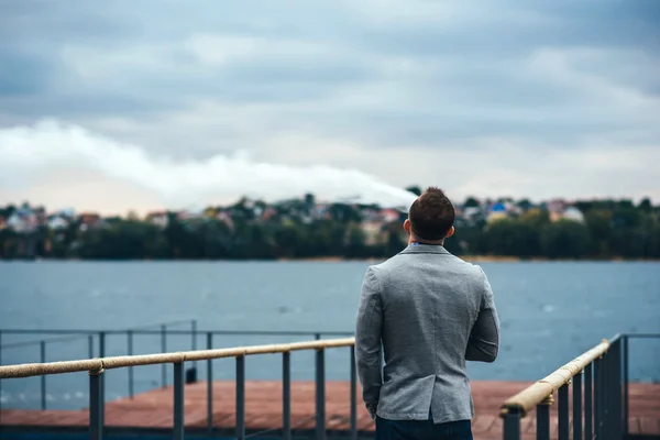 Mannen med skägg vaping elektronisk cigarett — Stockfoto