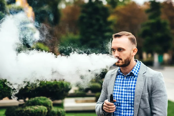 Man smoking electronic cigarette — Stock Photo, Image