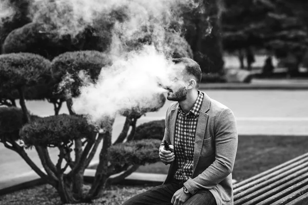 Homem fumando cigarro eletrônico — Fotografia de Stock