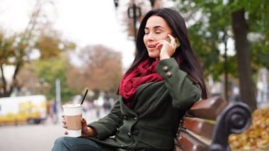 esmer kız telefonda konuşurken