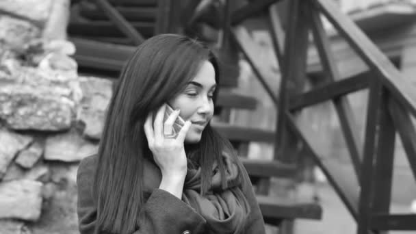 Pitkät hiukset tyttö puhuu puhelimessa — kuvapankkivideo