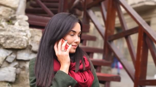 Ragazza capelli lunghi parlando al telefono — Video Stock