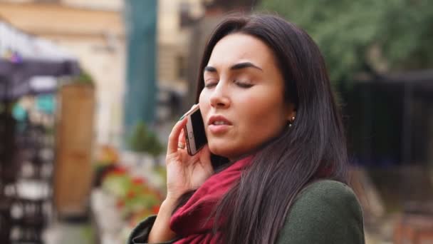 Długie włosy dziewczyna rozmawia przez telefon — Wideo stockowe