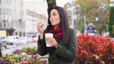 Esmer kız kahve tatlı zevk