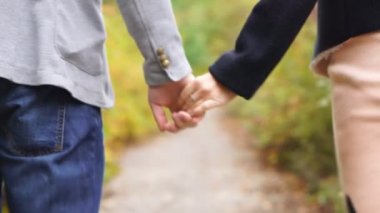 Çift el ele tutuşarak ve birlikte yürüme