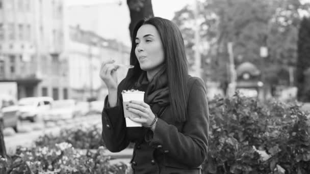 Brunetka dziewczyna cieszy deser do kawy — Wideo stockowe
