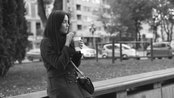 Μελαχρινή κοπέλα, το να πίνεις καφέ — Αρχείο Βίντεο