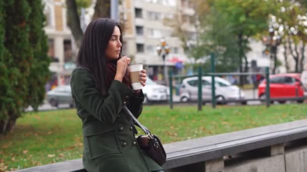 Μελαχρινή κοπέλα, το να πίνεις καφέ — Αρχείο Βίντεο