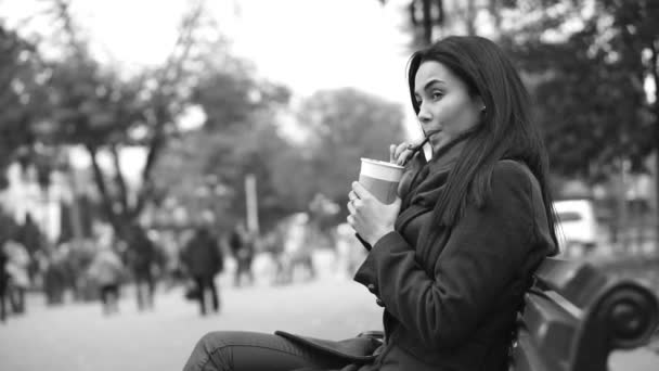 Brunetka dziewczyna picia kawy — Wideo stockowe