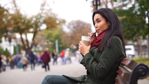 Brünette mädchen trinken kaffee — Stockvideo