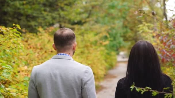 Beau jeune couple embrasser 