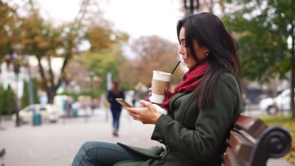 Brunetka dziewczyna przy użyciu smartfona — Wideo stockowe