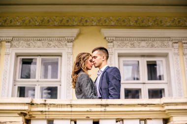 Çift birbirlerine alnına dokunmak