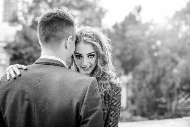 Yakışıklı adam kucaklayan çekici kadın