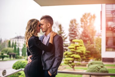 Çift birbirlerine burun dokunmadan