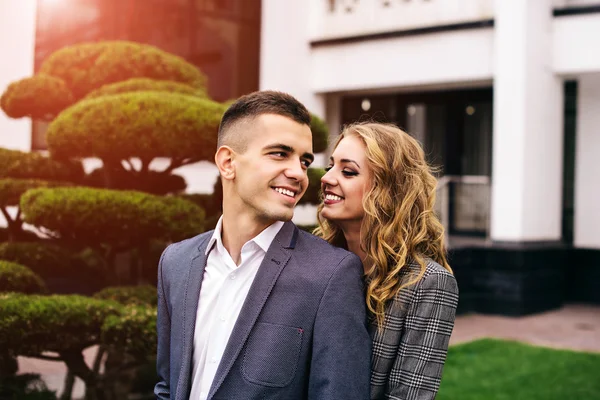 Mujer buscando encantador en el hombre guapo — Foto de Stock