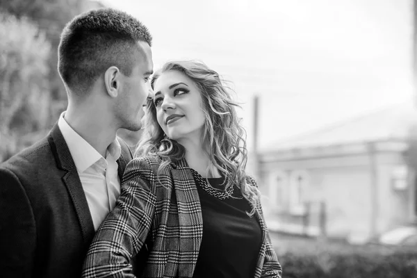 Mulher olhando adorável em homem bonito — Fotografia de Stock