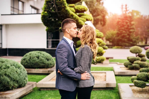 Pareja besándose al aire libre — Foto de Stock