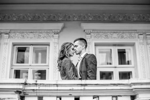 Casal beijando uns aos outros ao ar livre — Fotografia de Stock