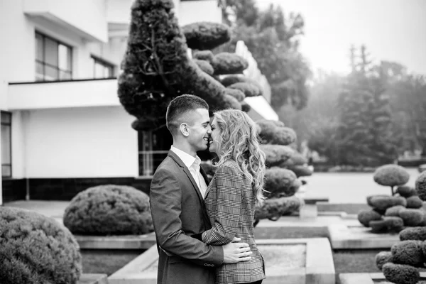 Casal beijando uns aos outros ao ar livre — Fotografia de Stock