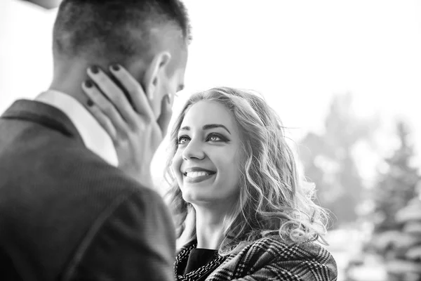 Frau schaut hübsch auf gutaussehenden Mann — Stockfoto