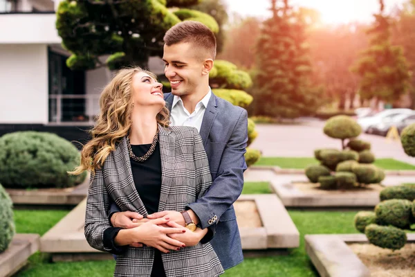 Pareja besándose al aire libre — Foto de Stock