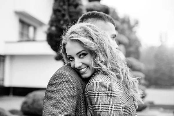 Bonito homem abraçando mulher atraente — Fotografia de Stock