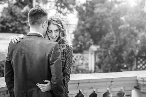 Bonita mujer abrazando apuesto hombre — Foto de Stock