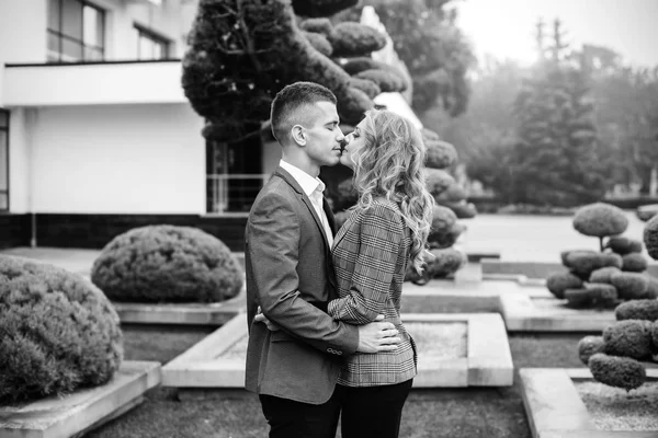 Couple kissing each other outdoor — Stock fotografie