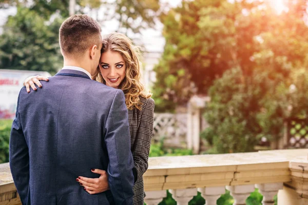 Mooie vrouw omhelst knappe man — Stockfoto