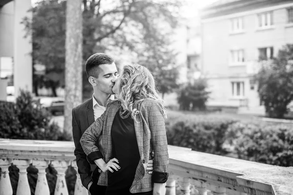 Coppia baciarsi all'aperto — Foto Stock