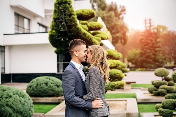 Couple s'embrassant en plein air — Photo