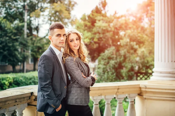 Hombre guapo abrazando a mujer atractiva — Foto de Stock