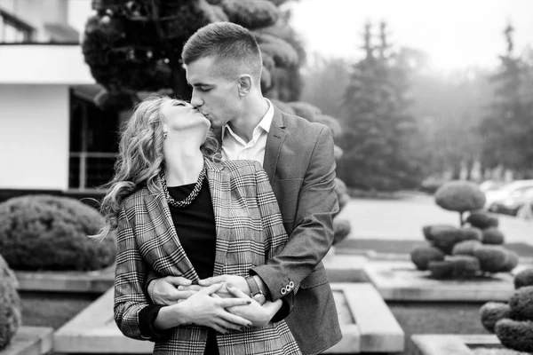 Casal beijando uns aos outros ao ar livre — Fotografia de Stock