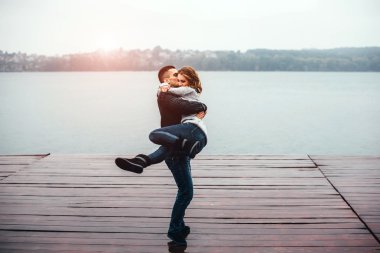 Genç mutlu çift eğlenmek