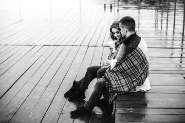 mutlu çift sıcak kahve içme