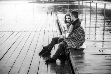 mutlu çift sıcak kahve içme