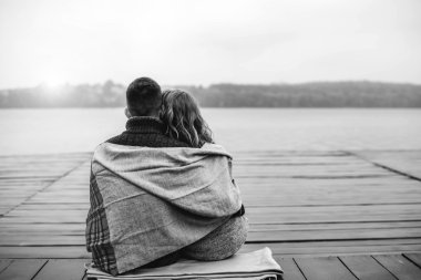 Genç çift iskelede rahatlatıcı