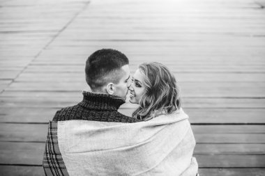 Mutlu çift iskelede rahatlatıcı