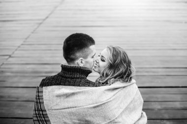 Mutlu çift iskelede rahatlatıcı